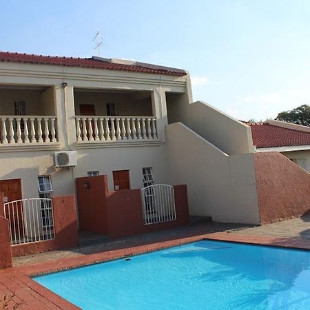 Flamboyant Guest Lodge Johannesburg Exterior foto